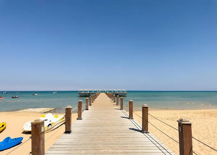 Beachside 3bdr Sea View And Pool Access Apartment *