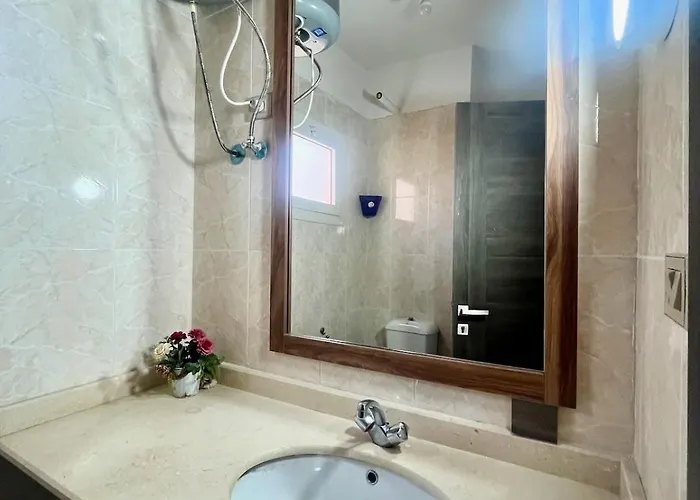 Apartment Beachside 3bdr Sea View And Pool Access *